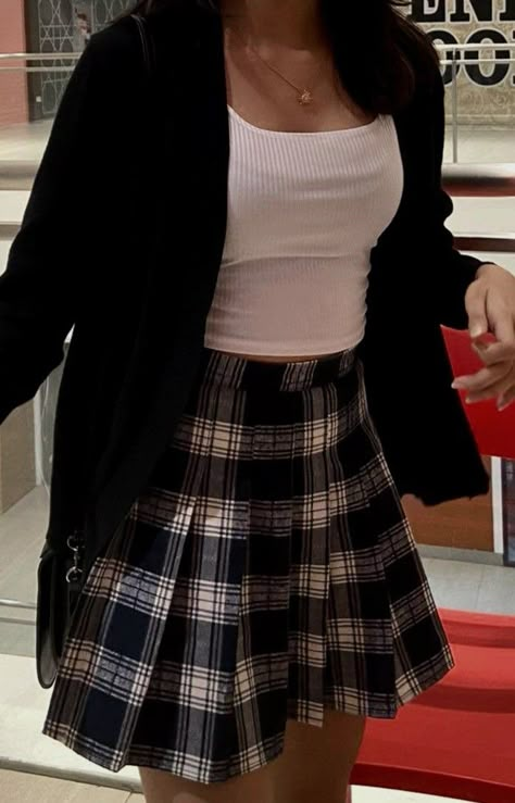 checkered skirt Black And White Plaid Skirt Outfit Ideas, Chequered Skirt Outfit, Checkered Skirt Outfit Black And White, Black Checkered Skirt Outfit, Checkered Mini Skirt Outfit, Goa Lookbook, Black And White Plaid Skirt Outfit, Black And White Skirt Outfit, Short Skirt And Top