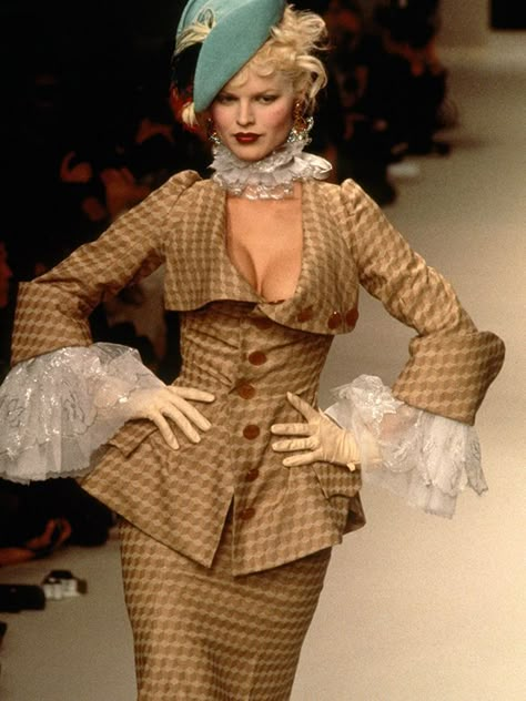 '90s Supermodels: 35 Photos That Still Give Us Outfit Insp | Who What Wear UK Vivienne Westwood Fashion, Vivian Westwood, Fashion 60s, Eva Herzigova, 90s Runway Fashion, Runway Fashion Couture, 90s Runway, Fashion 90s, 90's Fashion