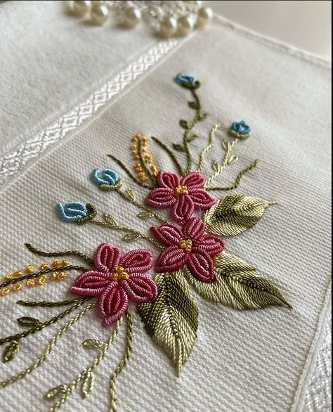 Hand Embroidery Wallmate Design, Brazilian Embroidery Stitches, Hand Beaded Embroidery, Diy Bead Embroidery, Diy Embroidery Designs, Hand Embroidery Patterns Flowers, Diy Embroidery Patterns, Hand Embroidery Tutorial, Handmade Embroidery Designs