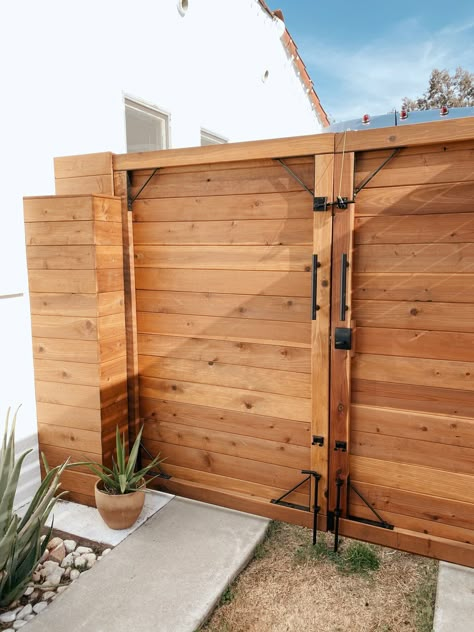 Wooden Horizontal Fence Gate, Diy Gate For Fence, Fence Ideas Gate, Side Yard Gates Ideas Diy, Simple Gates Ideas, Building Wood Fence Gate, How To Build A Privacy Fence Gate, Diy Patio Gate, Side Gate Fence Ideas