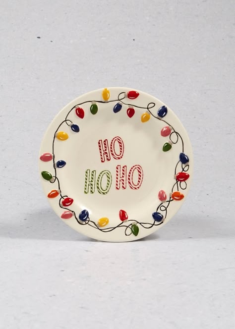 Hand Painted Lights Christmas Plate (19cm) Diy Christmas Plate, Xmas Plates, Christmas Dinner Set, Perfect Christmas Dinner, Christmas Pottery, Diy Pottery Painting, Plates Diy, Christmas Plate, Pottery Painting Designs