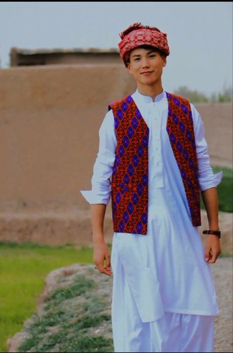 Arab Style Fashion, Afghan Clothes Men, Hazara Culture, Hazaragi Dresses, Hazara People, Afghan People, Afghan Beauty, Afghanistan Culture, Man Dress