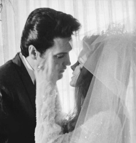 Sweet moment Priscilla Presley Wedding, Priscilla And Elvis, Priscilla Beaulieu, Freddy Rodriguez, Elvis Wedding, Elvis And Priscilla Presley, Elvis And Me, Elvis Presley Family, Robert Sean Leonard