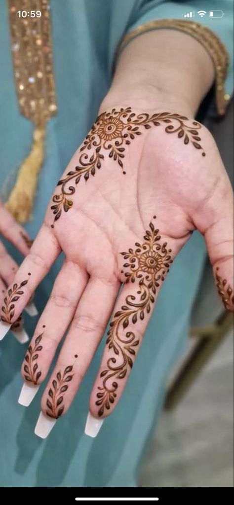 Delicate Henna Designs Hands, Short Design Mehndi, Cute Mehendi Designs Beautiful, Wedding Simple Mehndi Designs, Subtle Mehndi Designs, Mehndi Inner Hand, Short And Simple Mehndi Design, Mehndi Design Cute, Mehndi Designs Delicate