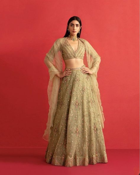 Looking for something smashing to slay your musical night? Check out these trendy Sangeet Lehenga designs that would totally inspire your look for the night! Lehenga Dupatta Draping Style Net, Net Dupatta Draping Styles, Lehenga Dupatta Style, Lehenga Dupatta Draping Style, Dupatta Draping Style, Dupatta Draping Styles, Plain Lehenga, Dupatta Draping, Lehenga Ideas