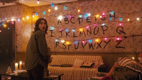 joyce in stranger things: season 1: where is my boy? 👽⁉️ season 2: what's wrong with my boy? 😥⁉️ season 3: what's wrong with my magnets? 🧲⁉️ season 4: where is hopper? ❄️⁉️ Stranger Things Season One, Stranger Things Wall, Stranger Things Lights, Stranger Things Christmas, Universal Studios Halloween, Meme Reaction, Joyce Byers, Stranger Things Halloween, Stranger Things Quote