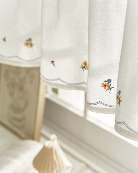 #mdc textile Cortinas Country, Cottage Core Home, Cottage Curtains, Half Curtains, Kitchen Window Curtains, Cute Curtains, Flower Curtain, Vintage Curtains, Kitchen Curtain