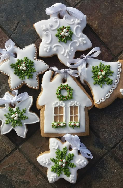 Decorated Gingerbread Cookies, Christmas Sugar Cookies Decorated, Cute Christmas Cookies, Royal Iced Cookies, Gingerbread House Ideas, Winter Cookie, Pretty Cookies, The Best Dessert, Fancy Cookies