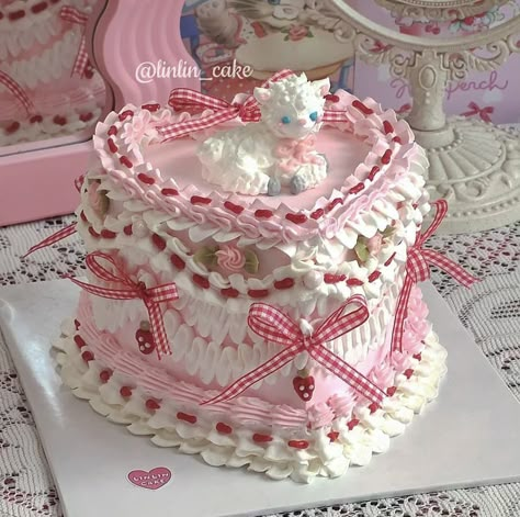 Bolo Vintage, Cat Beautiful, Vintage Birthday Cakes, Mary Had A Little Lamb, Cute Baking, Pretty Dessert, Cute Snacks, Fake Cake, Simple Birthday Cake