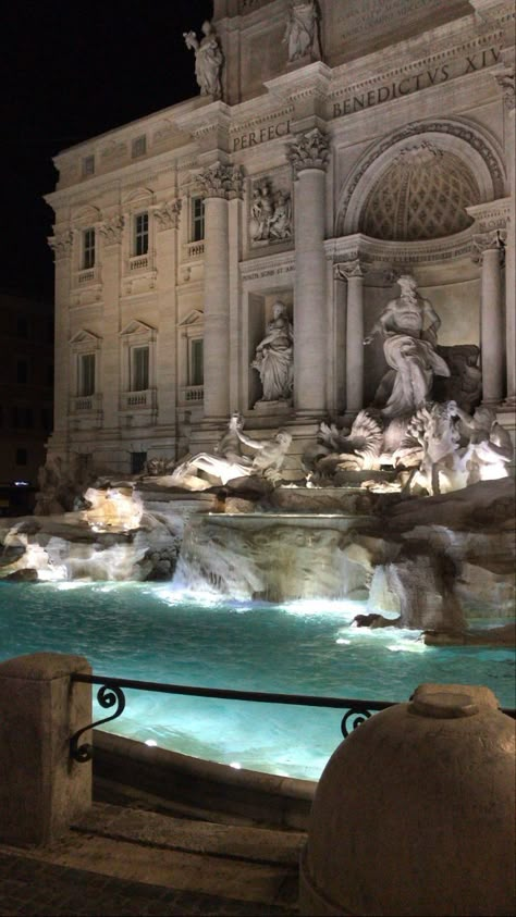 Rome Italy Aesthetic, Pompei Italy, Italy Night, Rome Pictures, Rome At Night, Trevi Fountain Rome, Summer Abroad, Italy Vibes, Italy Summer