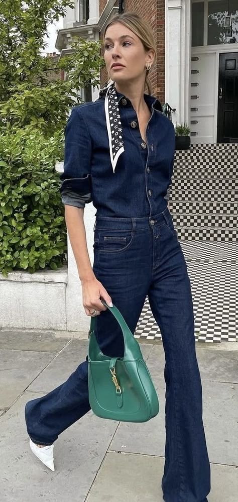 Chambray Shirt Outfit, Denim Shirt Outfits, Looks Total Jeans, Flare Jean Outfit, Kemeja Denim, French Outfits, White Tee Jeans, Denim Shirt Outfit, Camille Charriere