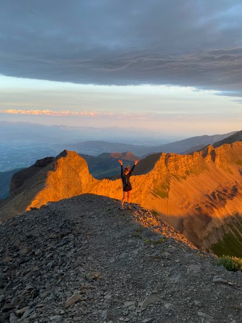 Hiking Mountain Aesthetic, Sunrise Hike Aesthetic, Granola Lifestyle, Sunrise Hike, Mountain Summit, Life In Paradise, Running Photography, Sunrise Mountain, Mountain Aesthetic