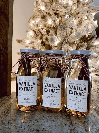 I am so excited to share this cute Christmas gift idea with you all! This recipe is not my own, I got it from the amazing blogger and Instagrammer, Daryl Ann Denner. But I wanted to share it with you all in case you were interested in making your own homemade vanilla extract too! I have never made my own before so I thought now would be a great time to try it. And how adorable would these be in a gift basket full of other baking goodies?! I know this would be a gift right up my alley!… Vanilla Extract Recipe, Homemade Vanilla Extract, Cadeau Parents, Homemade Holiday, Christmas Baskets, Cute Christmas Gifts, Homemade Vanilla, Handmade Christmas Gifts, Jar Gifts