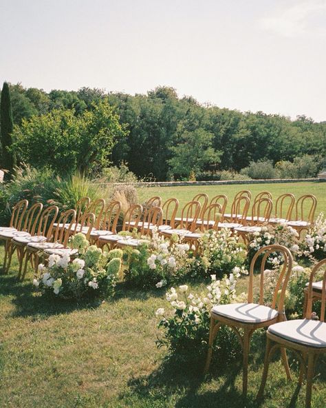 Currently on my screen: The beautiful wedding of Caro and Daniel. With one of the most beautiful ceremony settings this year by @katharinalandenbergerweddings created by @sisters.and.b.floral 🤍 Overgrown Aisle Flowers, Fall Wedding White Flowers, Wild Flower Aisle Wedding, Ceremony Florals On The Ground, Ground Florals Wedding, Ground Florals Wedding Ceremony, Simple Ceremony Flowers, Flower Lined Aisle Wedding, Flower Aisle Wedding