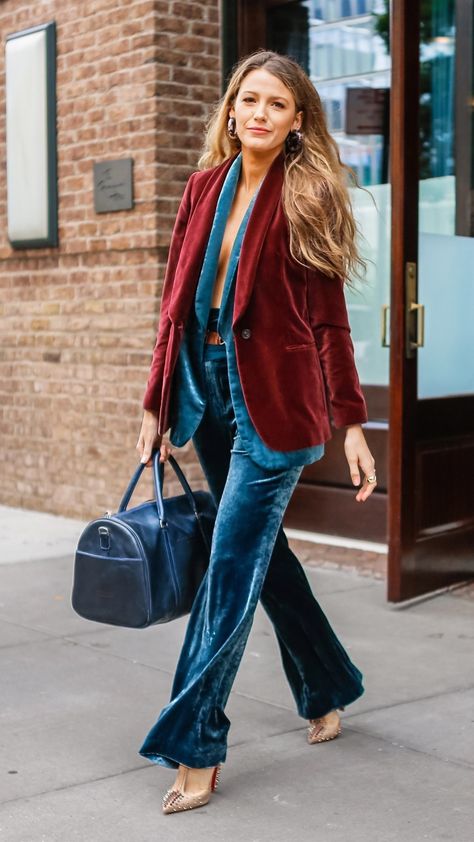 Blake Lively Suit, Blake Lively Outfits, Red Velvet Blazer, Blake Lively Style, Jenny Humphrey, Cooler Style, Mode Kimono, Stil Boho, Chuck Bass