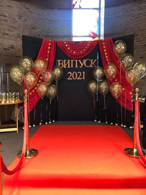 Awards Decoration Ideas, Oscars Red Carpet, Red Carpet Party Theme, Red Carpet Prom Theme, Red Carpet Prom, Gala Decor, Hollywood Red Carpet Theme, Farewell Decorations, Hollywood Decorations