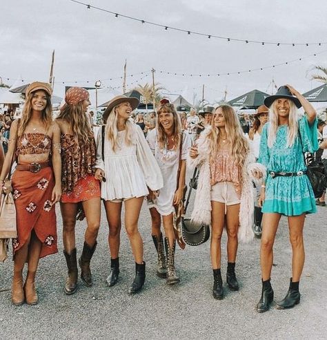 Look Lollapalooza, Woodstock Outfit, Woodstock Fashion, Look Da Festival, Stile Boho Chic, Mode Hippie, Music Festival Fashion, Music Festival Outfits, Mode Boho