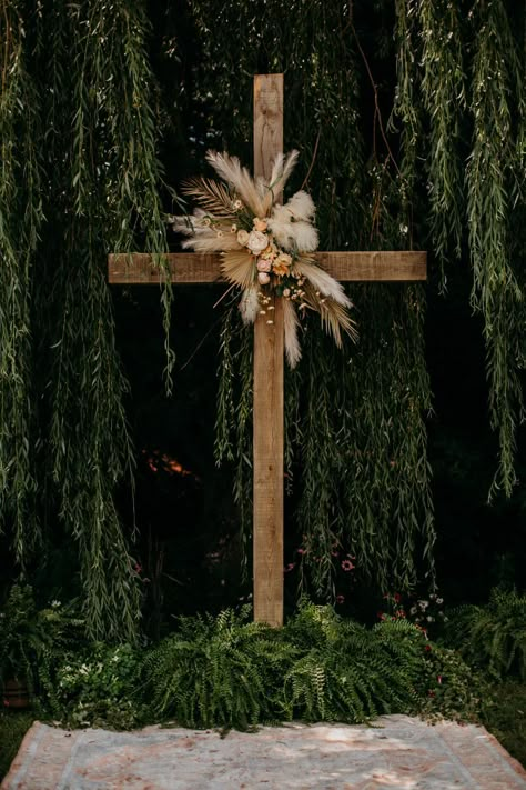 Wooden Cross Wedding Alter Outdoor Ceremony, Rustic Cross Wedding Alter, Cross Wedding Alter Flowers, Cross Wedding Arch Ideas, Cross Decor For Wedding, Boho Christian Wedding Decor, Diy Cross For Wedding Ceremony, Cross Arbor Wedding Fall, Boho Wedding Cross Decor