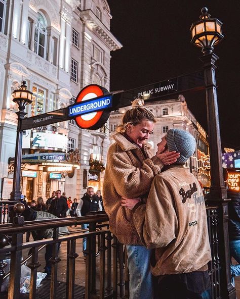 London Photo Ideas, Christmas Instagram Pictures, London Couple, Underground London, London Guide, Places In London, Most Instagrammable Places, London Pictures, London Baby