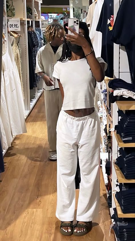 Petite Woman Aesthetic, Cinema Outfits, Baby Tee Outfit, Brandy Melville Outfits, European Summer Outfits, White Trousers, Ootd Summer, White Outfit, White On White