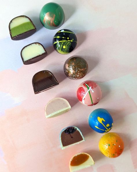 Chocolate Bonbons Photography, Bonbon Flavors, Christmas Bonbons, Chocolate Bonbons Packaging, Bon Bon Chocolate, Bonbon Chocolate, Salted Caramel Latte, Sublime Chocolate, Chocolate Bon Bon