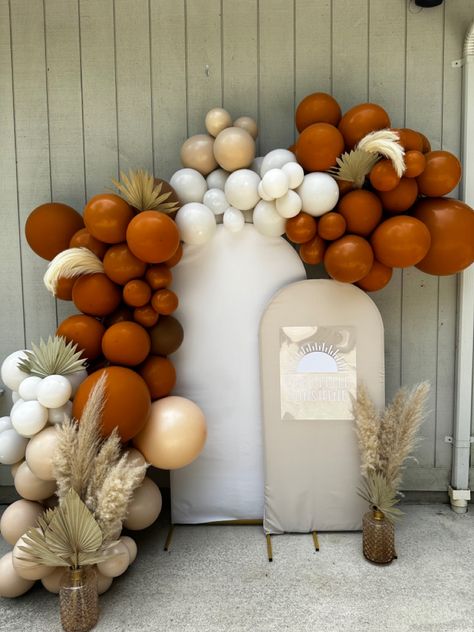 Stunning burnt orange, tan, and cream colored balloon arch, accompanied by our interchangable cloth covered backdrops, and pompous grass arrangements. Tan Balloon Arch, Rust Balloon Arch, Burnt Orange Balloon Arch, Burnt Orange Balloons, Fall In Love Balloon Arch, Burnt Orange Birthday Party, Burnt Orange Graduation Party, Bridal Shower Burnt Orange, Burnt Orange Decorations