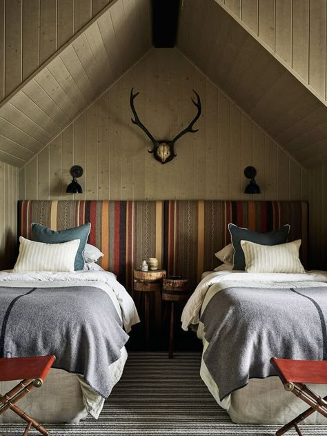 Cabin Bedroom Twin Beds, Modern Eclectic Cabin, Ski House Interior Design, Cabin Style Interior, Mountain Chalet Interior, Lane Aesthetic, Cabin Bedrooms, Vermont House, Ski Condo