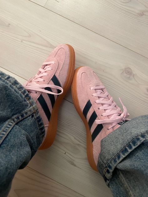 #samba #pink #adidas #shoes #trendy #pink sambas Navy Sambas, Sambas Pink, Adidas Shoes Outfit, Billie Concert, Navy Trainers, Digital Wardrobe, Samba Shoes, Look Adidas, Clothing Wishlist