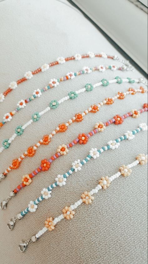 Tiny Bead Bracelet, String Bracelet Patterns, Cute Friendship Bracelets, Friendship Bracelets Tutorial, Beaded Bracelet Patterns, Beaded Bracelets Diy, Bracelets Handmade Beaded, String Bracelet, Seed Bead Bracelets