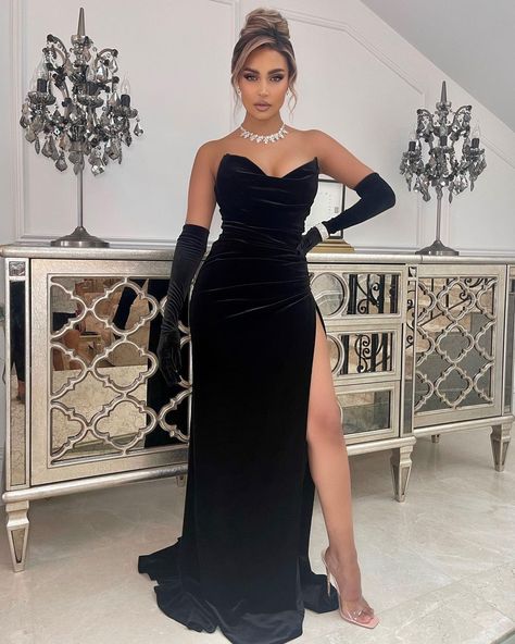 ABYSS BY ABBY | The Label on Instagram: “Happy easter!! 🐰 #abyssbyabby” Dress With Gloves Classy, Prom Dress With Gloves, Prom Dress With Split, Abyss By Abby, Black Corset Dress, Dress With Gloves, Velvet Evening Dress, Black Ball Gown, Black Evening Dress