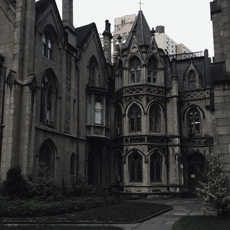 Gothic Academia, Emily Brontë, Dark Acadamia, Pretty Houses, Images Harry Potter, Hogwarts Aesthetic, Bellatrix Lestrange, Slytherin Aesthetic, Art Ancien