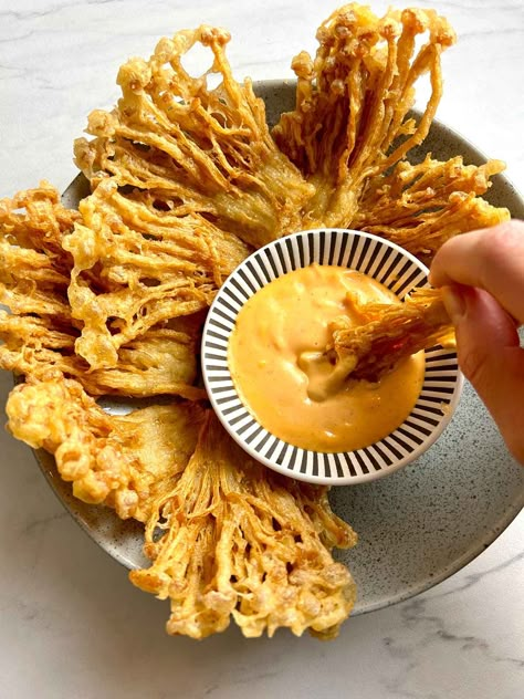 Pan Fried Enoki Mushrooms, Deep Fried Enoki Mushrooms, Fried Enoki Mushroom Recipe, Enochi Mushrooms, Gold Appetizers, Enoki Mushroom Recipe Air Fryer, Enochi Mushrooms Recipe, Ramen With Milk, Spicy Instant Ramen