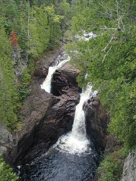 Minnesota’s Devil’s Kettle Falls has been puzzling hikers and geologists for generations. River Flow, Underground Caves, Areas Verdes, Bucket Lists, Weird Stuff, Travel Time, Haunted Places, Heroes Of Olympus, Lake Superior