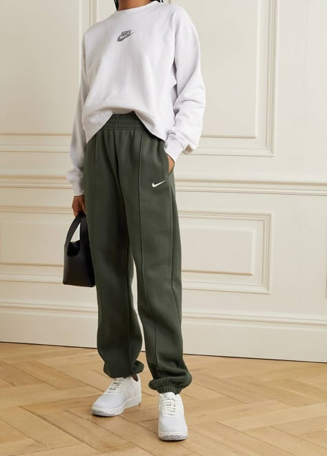 Green Sweatpants Outfit, Comfy Ootd, Track Pants Outfit, Green Sweatpants, Western Wear Outfits, Pants Nike, Sweatpants Outfit, Sporty Casual, Sporty Outfits