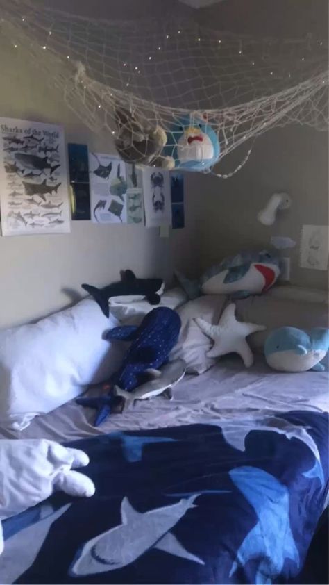 Dorm Room Ocean Theme, Ways To Do Your Bed, Aquatic Bedroom Ideas, Jellyfish Room Ideas, Sea Animal Room Decor, Ocean Room Inspiration, Room Ocean Aesthetic, Bedroom Ideas Blue Aesthetic, Sea Aesthetic Bedroom