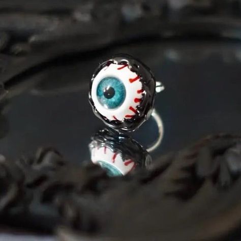 Free Shipping For 'Collector' Eyeball Rings https://homeunderwear.com/products/free-shipping-for-collector-eyeball-rings Cyberpunk Streetwear, Style Cyberpunk, Gothic Y2k, Halloween Ring, Halloween Eyeballs, Bold Eyes, Stockings Legs, Belt Jewelry, Eye Shape