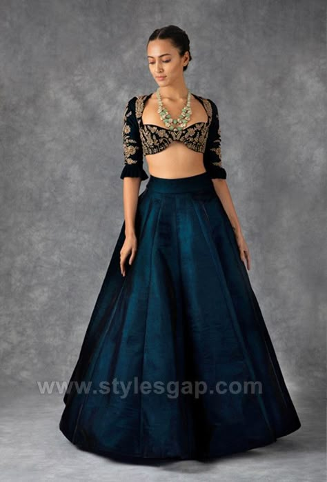 Velvet Ghagra Blouse Designs, Crop Top Lehenga Stitching Ideas, Indian Lehenga Blouse Designs, Velvet Ghagra, Crop Top And Skirt Indian, Velvet Blouse Designs Indian, Velvet Blouse Design, Lengha Blouse Designs, Velvet Lehenga