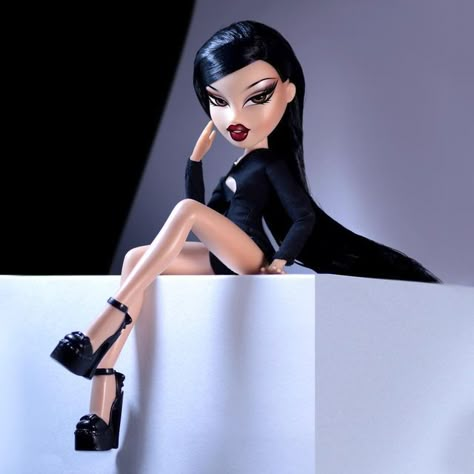 Bratz Doll With Black Hair, Jade Bratz Aesthetic, Jade Bratz, Bratz Jade, Bratz Doll Makeup, Las Bratz, Fashion Dolls Photography, Bratz Aesthetic, Bratz Doll Outfits