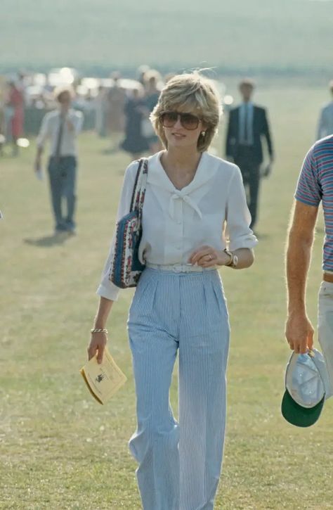 Princess Diana's Best Casual Outfits Over the Years - Business Insider 1980s Fashion Women, Princess Diana Fashion, Old Outfits, Diana Fashion, Style Royal, Royal Outfits, Iconic Fashion, Diana Spencer, Elegante Casual