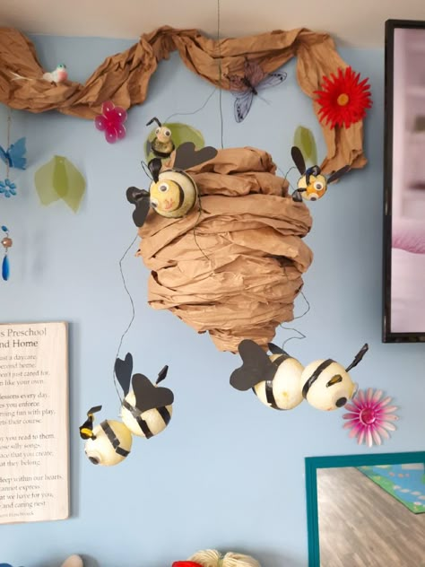 Bee Decorations, Bee Themed Classroom, Science Classroom Decorations, Perfect Classroom, Bee Classroom, Hantverk Diy, Packaging Paper, Themed Classroom, Bee Crafts