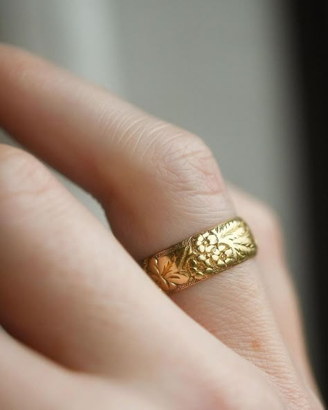 خواتم خطوبة, Engraved Wedding Band, Gold Earrings For Kids, Gold Finger Rings, Bridal Necklace Designs, Ivy Leaves, Modern Gold Jewelry, Gold Jewelry Simple Necklace, Fern Leaves