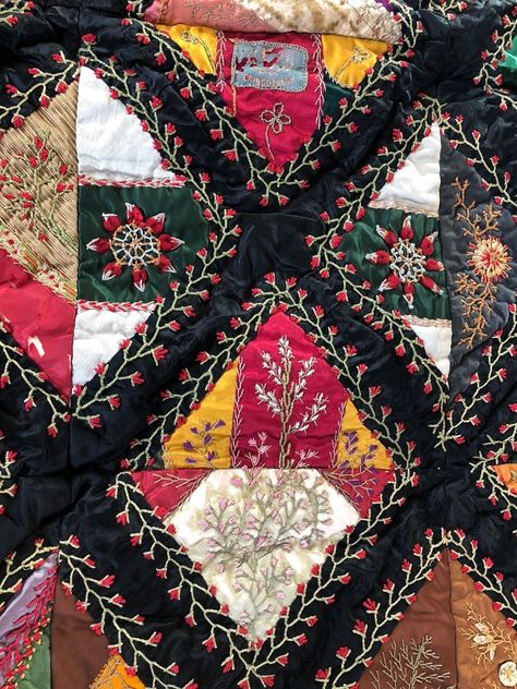 Victorian Quilts, Crazy Quilts Patterns, Crazy Quilt Stitches, Crazy Quilt Blocks, Lazy Daisy Stitch, Crazy Ideas, Quilt Care, Crazy Patchwork, Quilting Templates