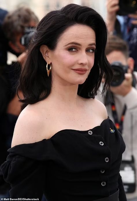 Eva Green shows off her hourglass figure in a black off-the-shoulder shirt and a stylish skirt as she joins her fellow jurors at Cannes Film Festival | Daily Mail Online Miss Green, Green Cute, Bollywood Outfits, Off Shoulder Shirt, Stylish Skirts, Eva Green, French Actress, Jane Fonda, Shoulder Shirts