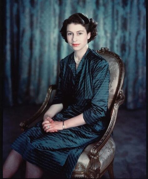 Queen Elizabeth II on Instagram: “This is a beautiful portrait of Princess Elizabeth in 1949 💙 ... #royalFamily #windsor #royalstyle #royal #hermajestythequeen…” Young Queen Elizabeth, Queen Elisabeth, Rainha Elizabeth Ii, Reine Elizabeth Ii, Hm The Queen, English Royalty, Elisabeth Ii, Princess Elizabeth, Royal Queen