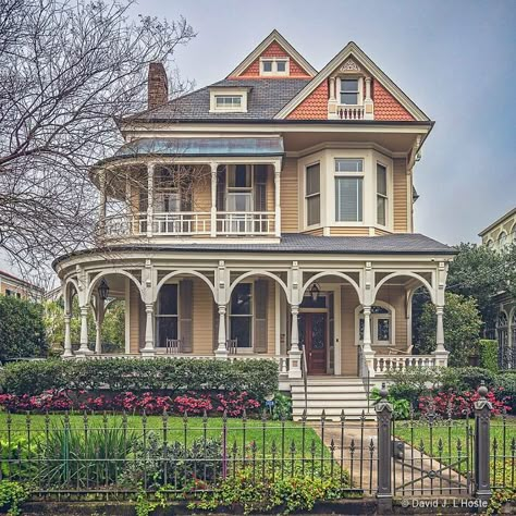 Victorian Homes Exterior, Queen Anne House, Victorian House Plans, Victorian Beauty, Victorian Style Homes, Pretty Houses, Setting Inspiration, New Orleans Homes, Garden District