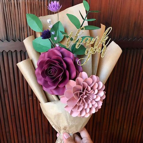 Paper Flower Bouquet handmade by CynDetails (IG @cyndetails) Cute Paper Bouquet, Mothers Crafts, Handmade Cards For Friends, Paper Flower Bouquet Diy, Paper Flower Bouquets, Chocolate Flowers Bouquet, Paper Flower Arrangements, Bouquet Tutorial, Flower Bouquet Diy