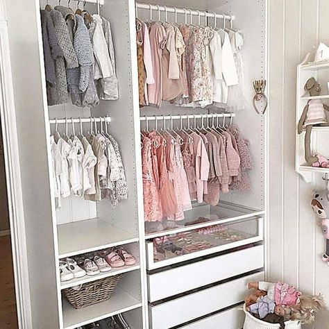 Love Baby Wardrobe Ideas, Ikea Baby, Nursery Closet Organization, Baby Closet Organization, Ikea Closet, Baby Room Organization, Baby Clothes Organization, Nursery Closet, Girl Nursery Room