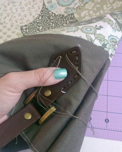 Mrs H - the blog: How to attach leather handles Diy Leather Bag, Diy Bags Purses, Diy Handbag, Purse Handles, Couture Mode, Diy Purse, Sewing Leather, Leather Projects, Purse Strap