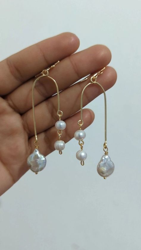 Crafts With Beads Diy, Jewelry Making Ideas For Beginners, Unique Diy Earrings Ideas, Earring Ideas Diy, Simple Wire Earrings, Diy Wedding Jewelry, Diy Pearl Earrings, Wire Charms, Homemade Jewellery