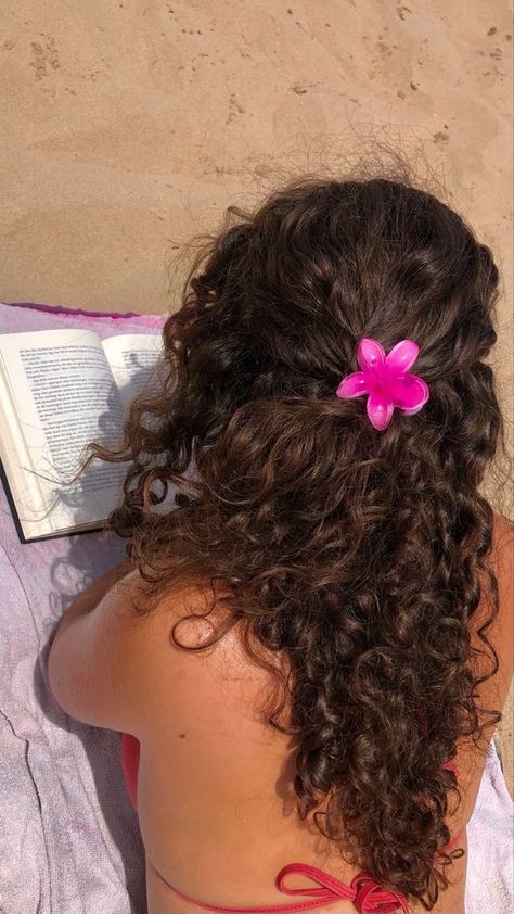 Curly Hair On Beach, Beach Pics Inspiration, Beach Hair Curly, Curly Hair Styles For Summer, Curly Hair At Beach, Curly Hair Beach Aesthetic, Hoț Girl Summer, Boucle Aesthetic, Vacation Pics Aesthetic